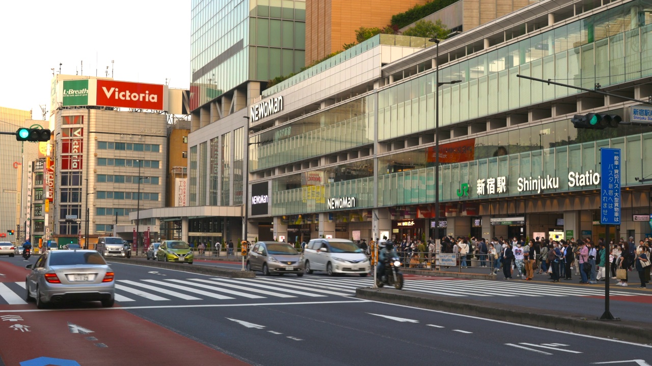 日本东京新宿车站南侧出口附近的海道大道上，车辆穿梭而过。视频素材
