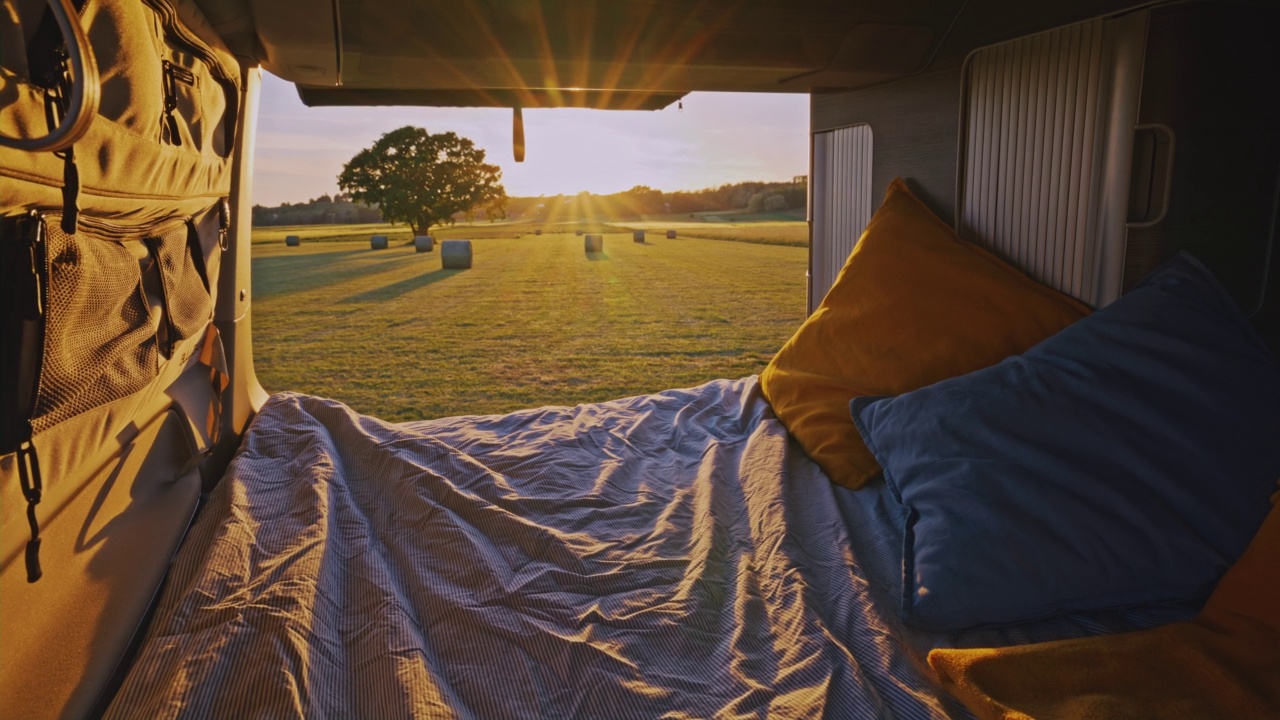 阳光明媚的日子里，露营车停在草地上视频下载