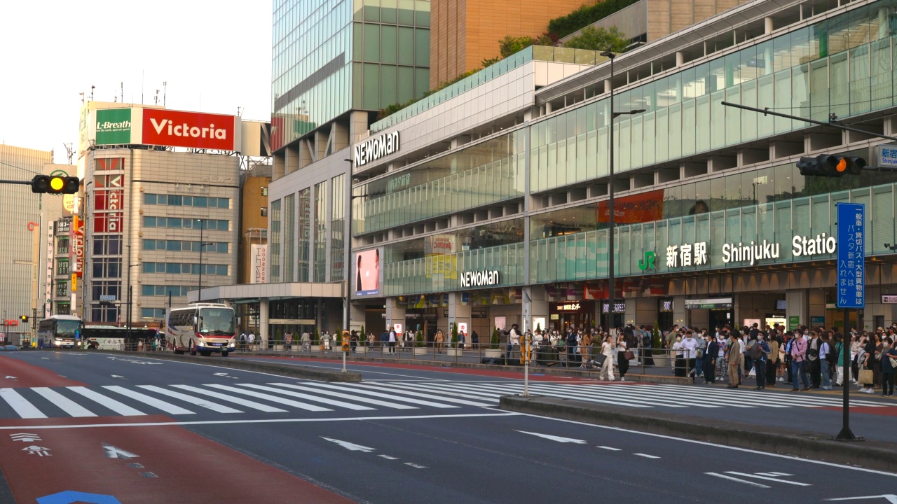日本东京，一群人穿过新宿车站南出口附近的海道大道。视频下载