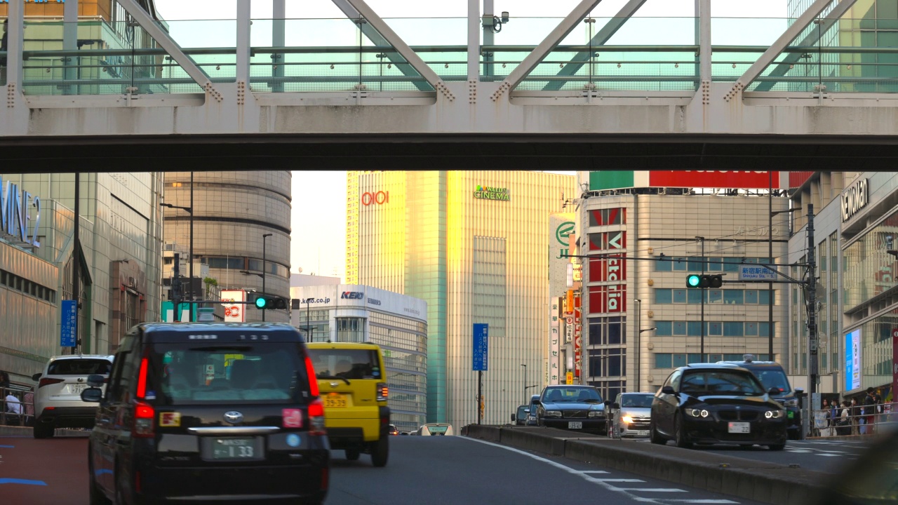日本东京，人们走在高架人行道上。视频素材