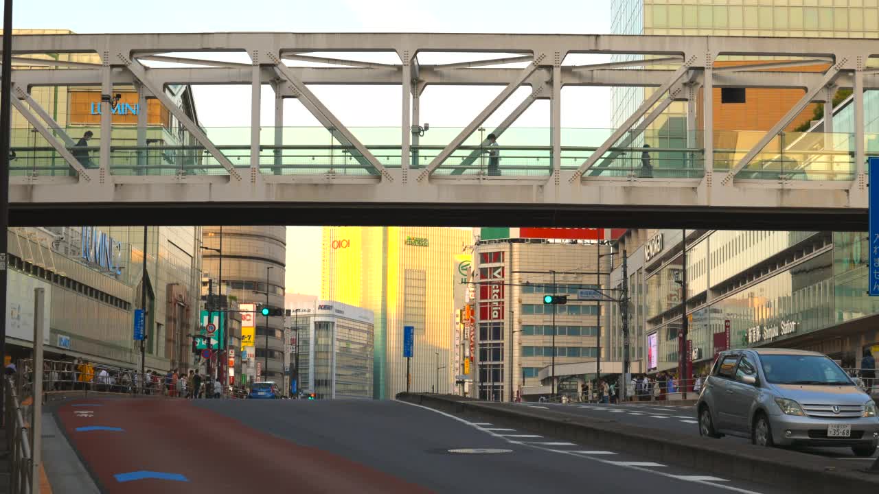 一群人穿过日本东京的海道街。视频素材