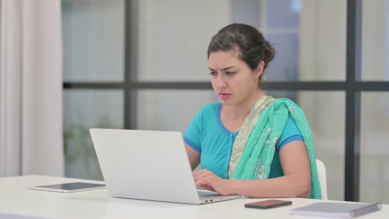 印度女子在使用笔记本电脑时的失落反应视频素材