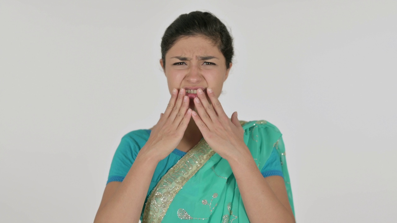 失望的印度女人对失去的反应，白底视频素材