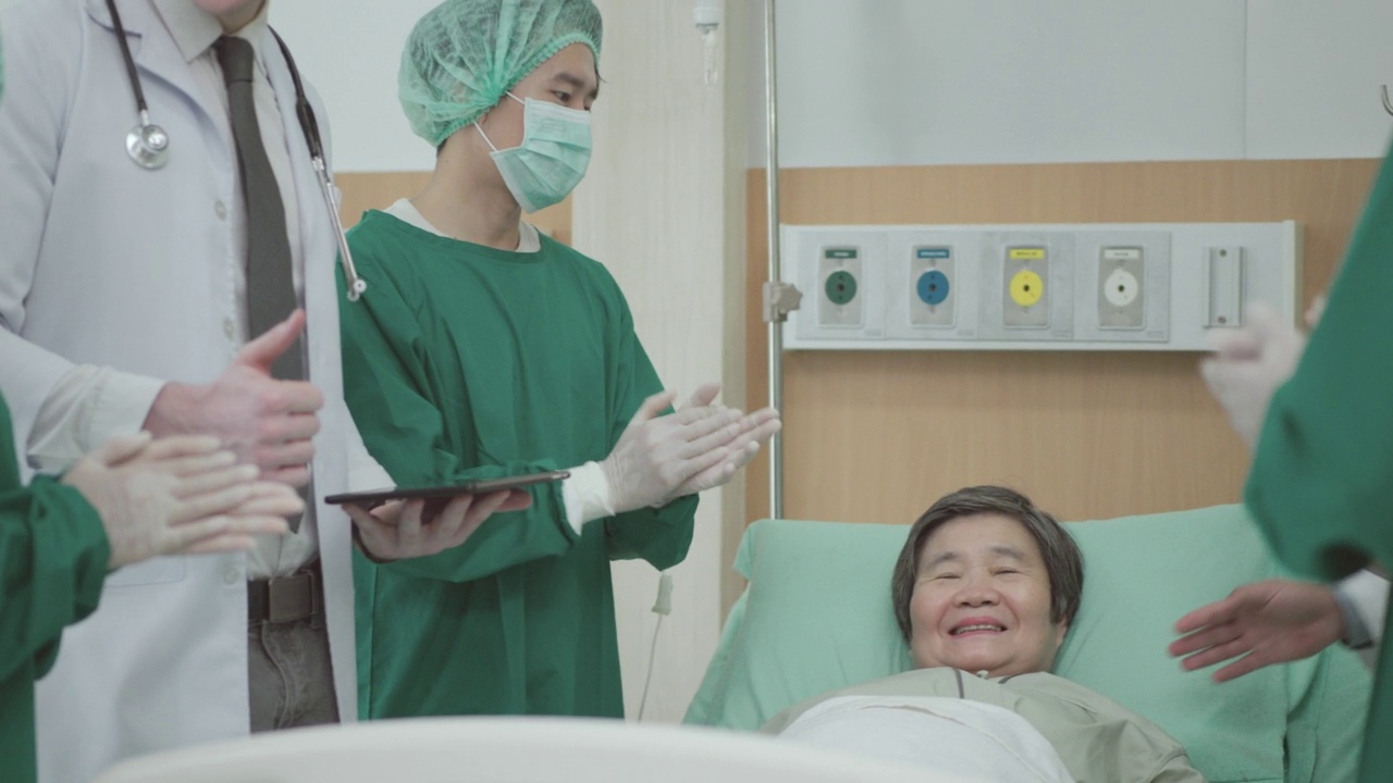 手术结束后，医生团队在病房里鼓掌。视频素材