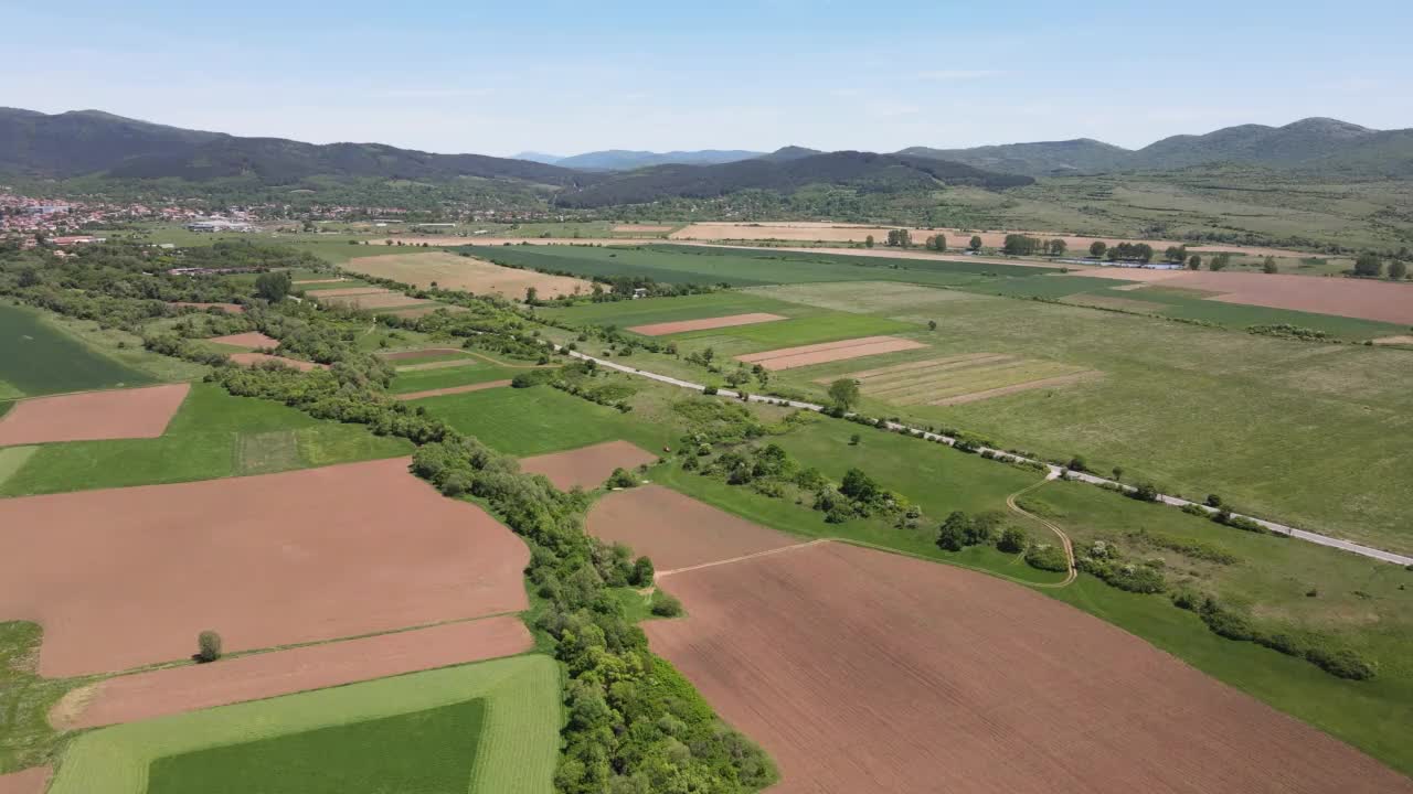 春天鸟瞰保加利亚哥德赫镇附近的农村土地视频素材