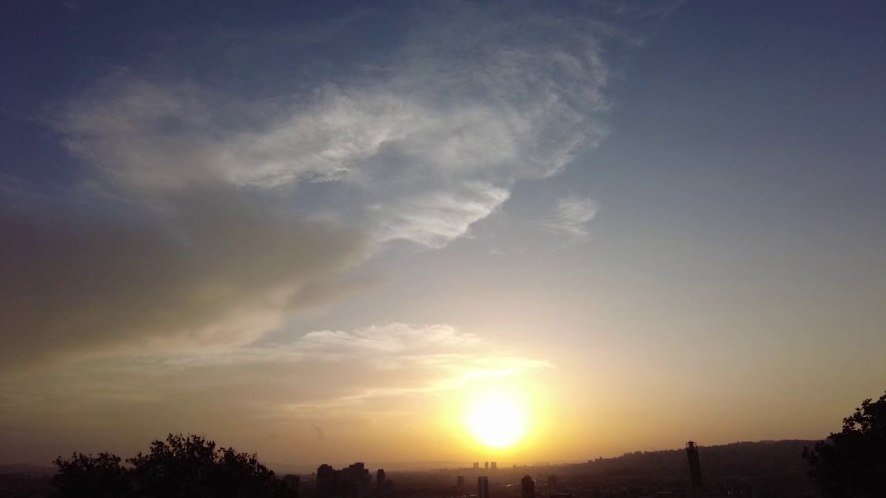 日落时彩云的超薄拍摄视频。视频素材
