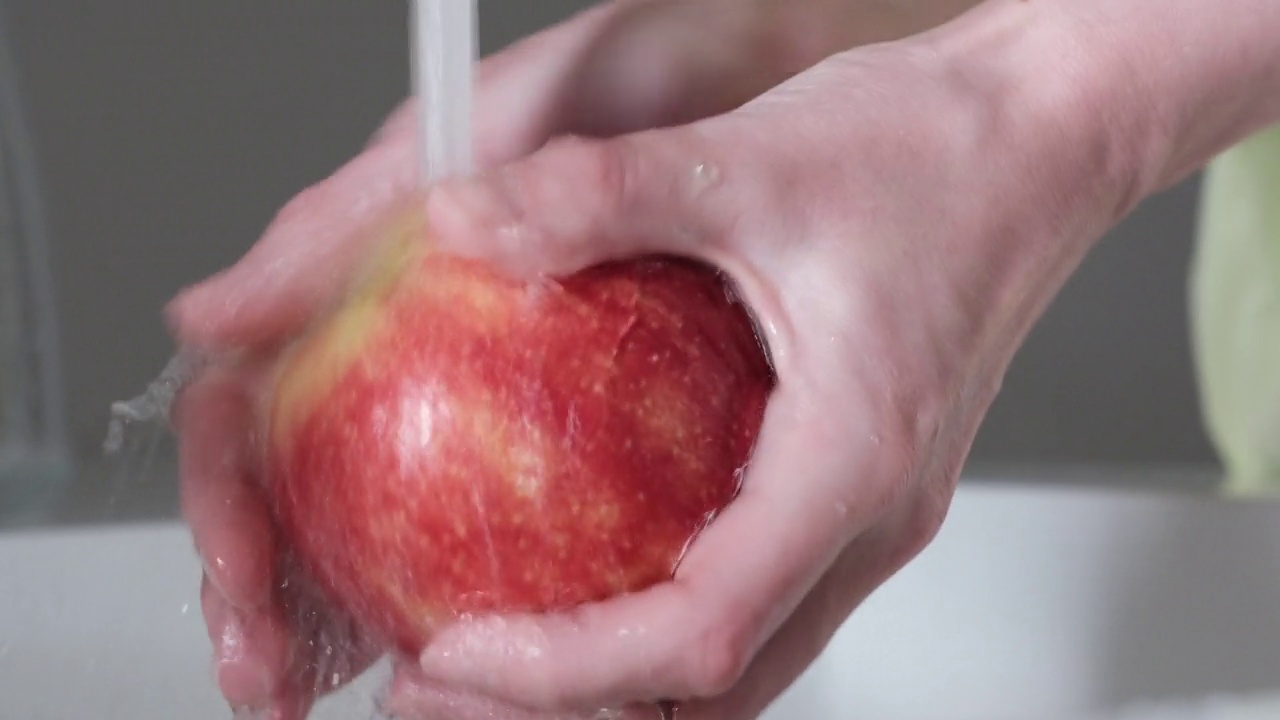 用手洗苹果视频素材