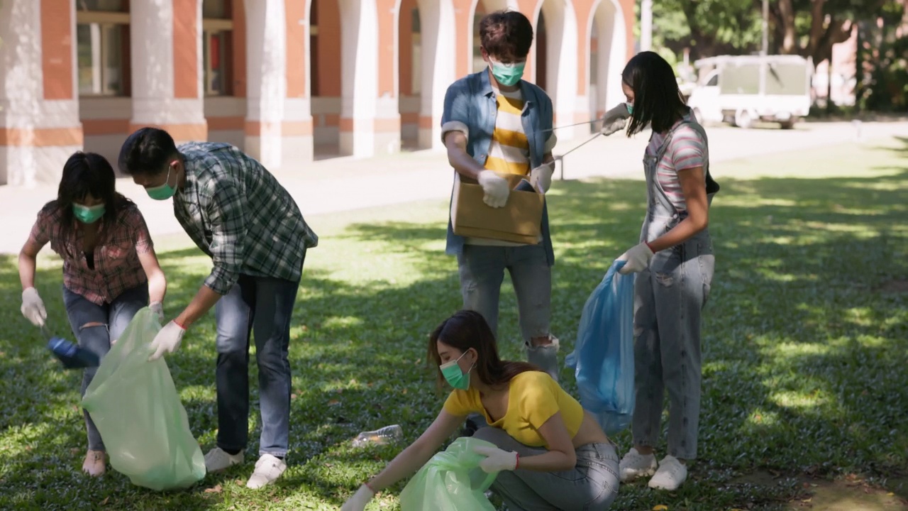 学生清理可回收的垃圾视频下载