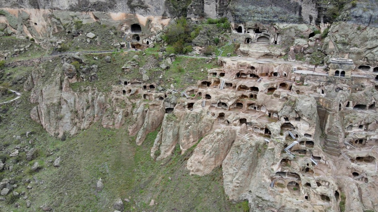 一架摄像无人机沿着瓦尔齐亚洞穴城和修道院飞行视频下载