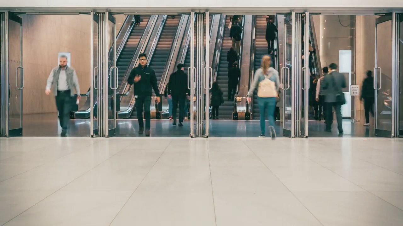 高峰时段乘客在自动扶梯上行走和奔跑的时间视频素材