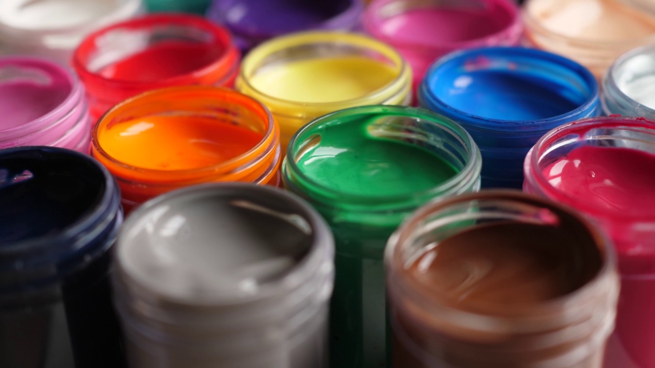 设置水粉画在罐子明亮的颜色接近。旋转套多色水粉塑料罐子。旋转多色背景。多色油漆的背景。创意绘画艺术爱好。视频素材