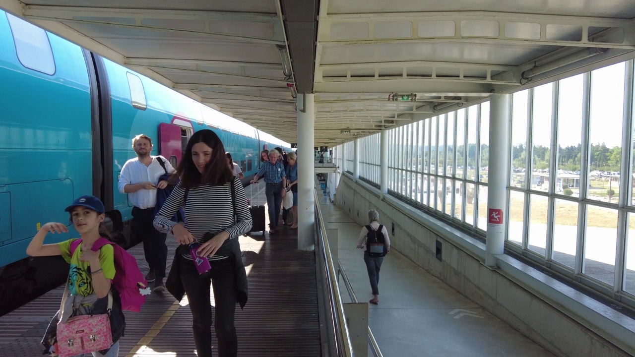 人们站在站台上，和火车一起视频素材