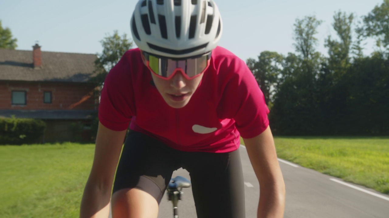 职业女自行车手在公路自行车冲刺，特写视频素材