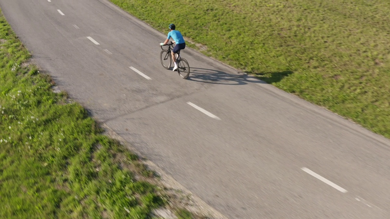 赛车车手在铺好的道路上骑自行车，航拍视频素材