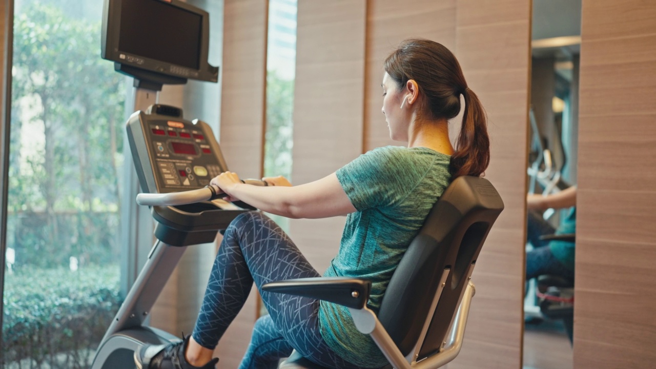 运动女性在健身房锻炼视频素材