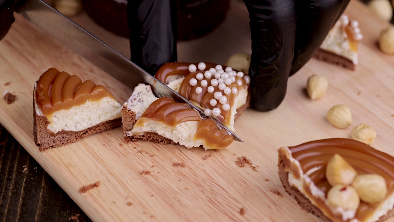 切成一块块美味的馅饼，配上奶油和焦糖坚果视频素材