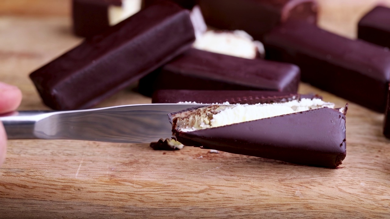 甜点是用刀切的巧克力甜凝乳视频素材