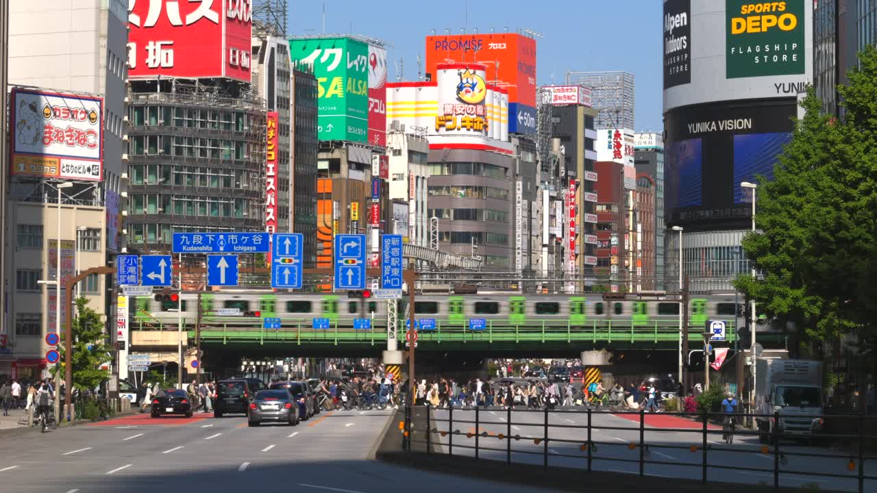 JR列车在日本东京新宿的欧海道高架铁路上运行。视频素材