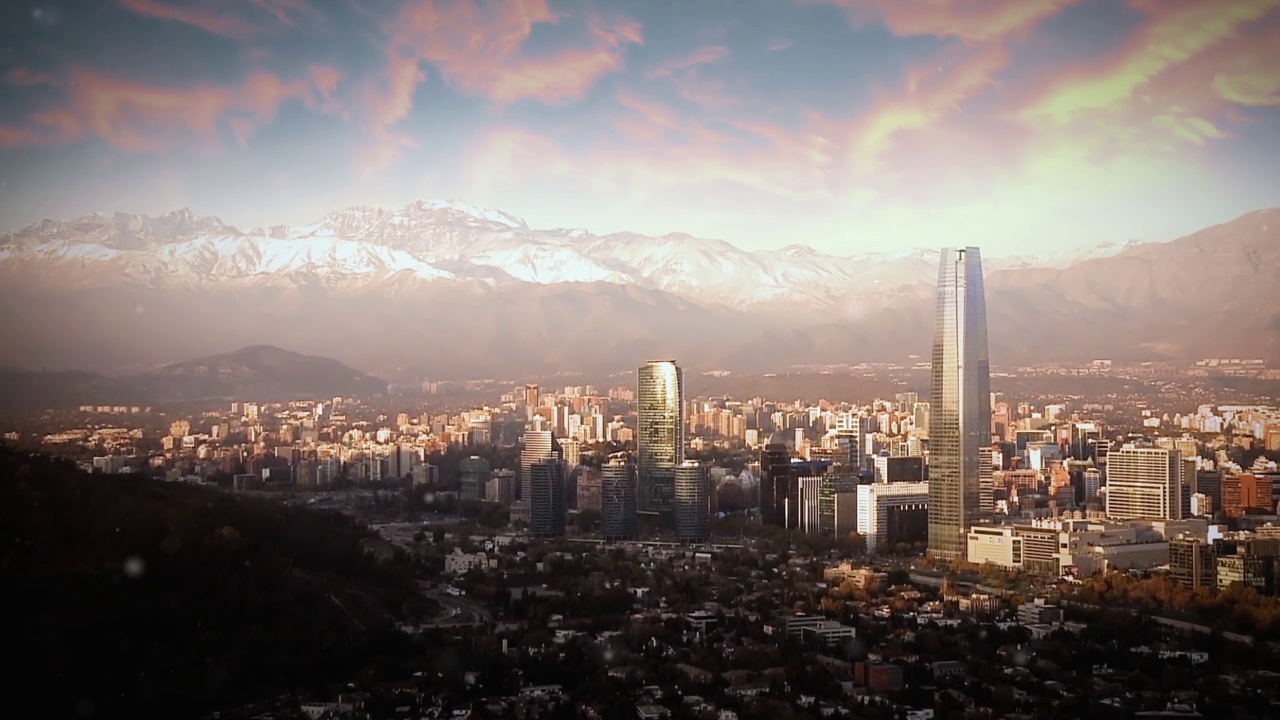 以安第斯山脉为背景的智利圣地亚哥。漂浮在空气中的尘埃颗粒。视频素材