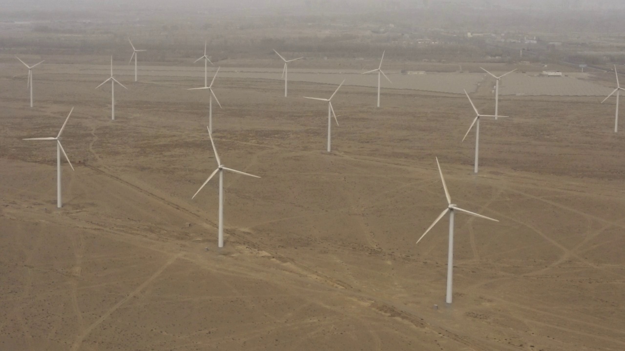 沙尘暴中的风力涡轮机视频下载
