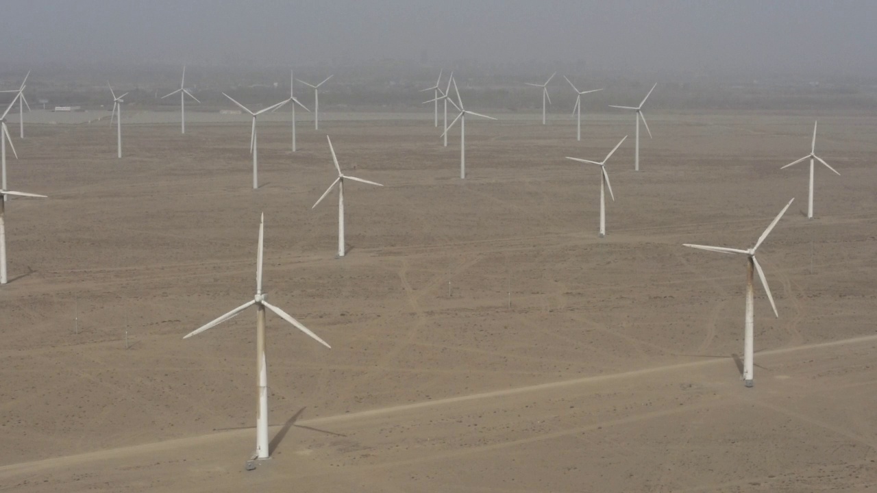 沙尘暴中的风力涡轮机视频下载
