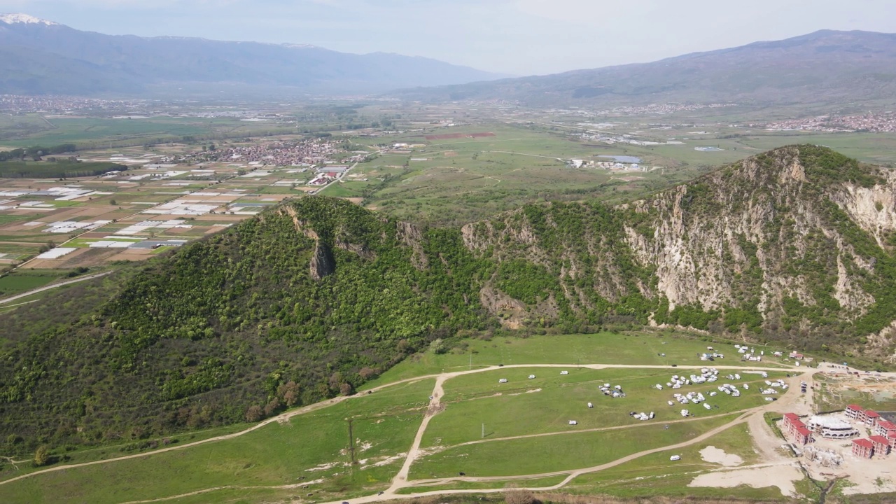 保加利亚，Kozhuh山和Petrich山谷的春天景色视频素材