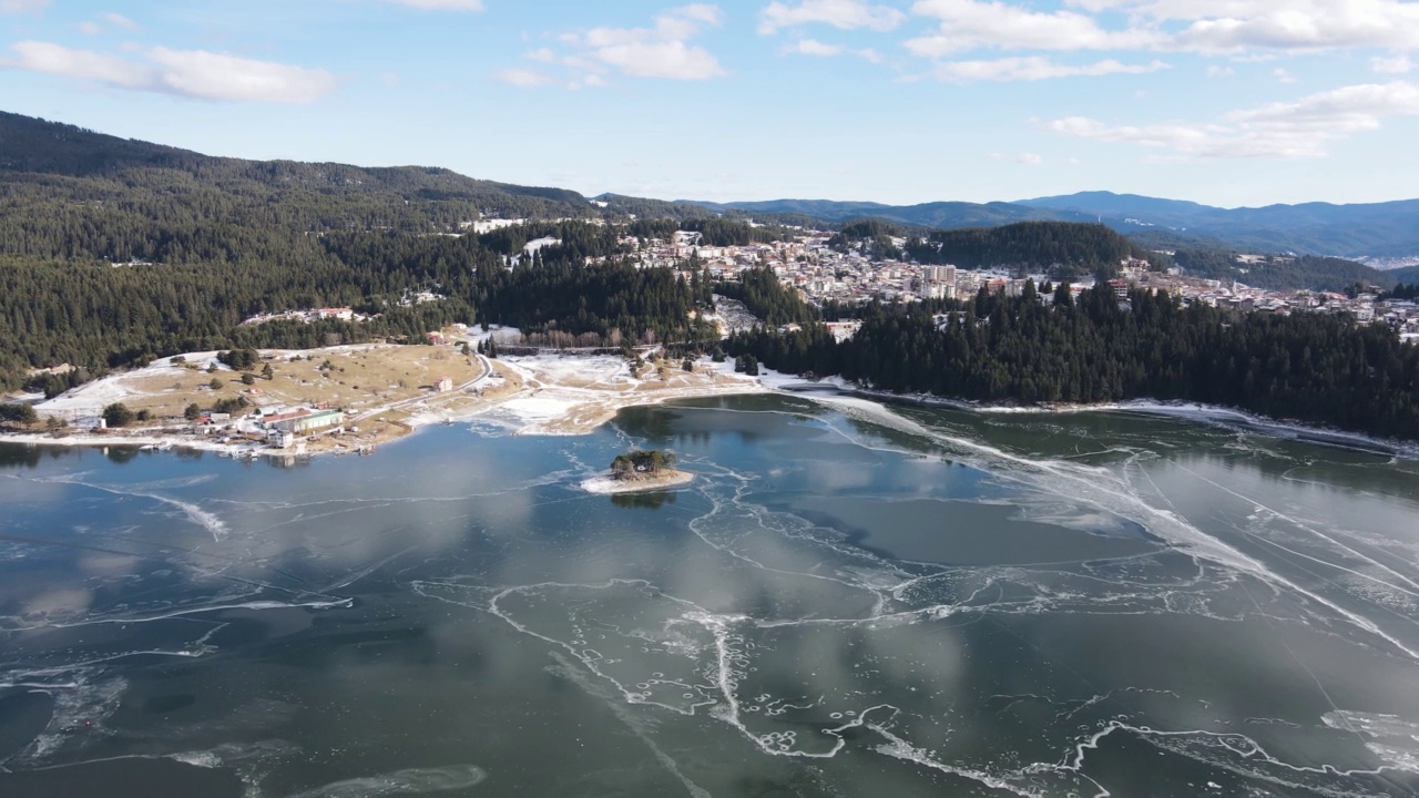 保加利亚，冰封的杜普吐水库的冬季鸟瞰图视频素材