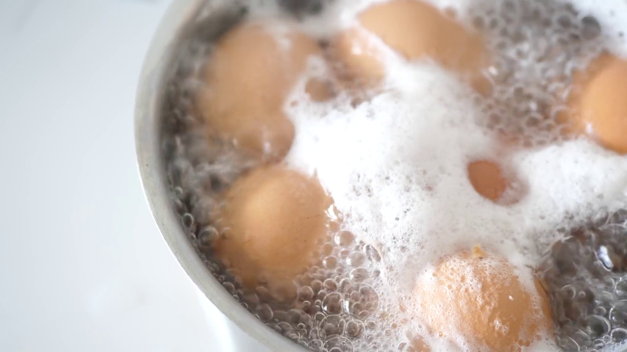 锅里煮的鸡蛋视频素材