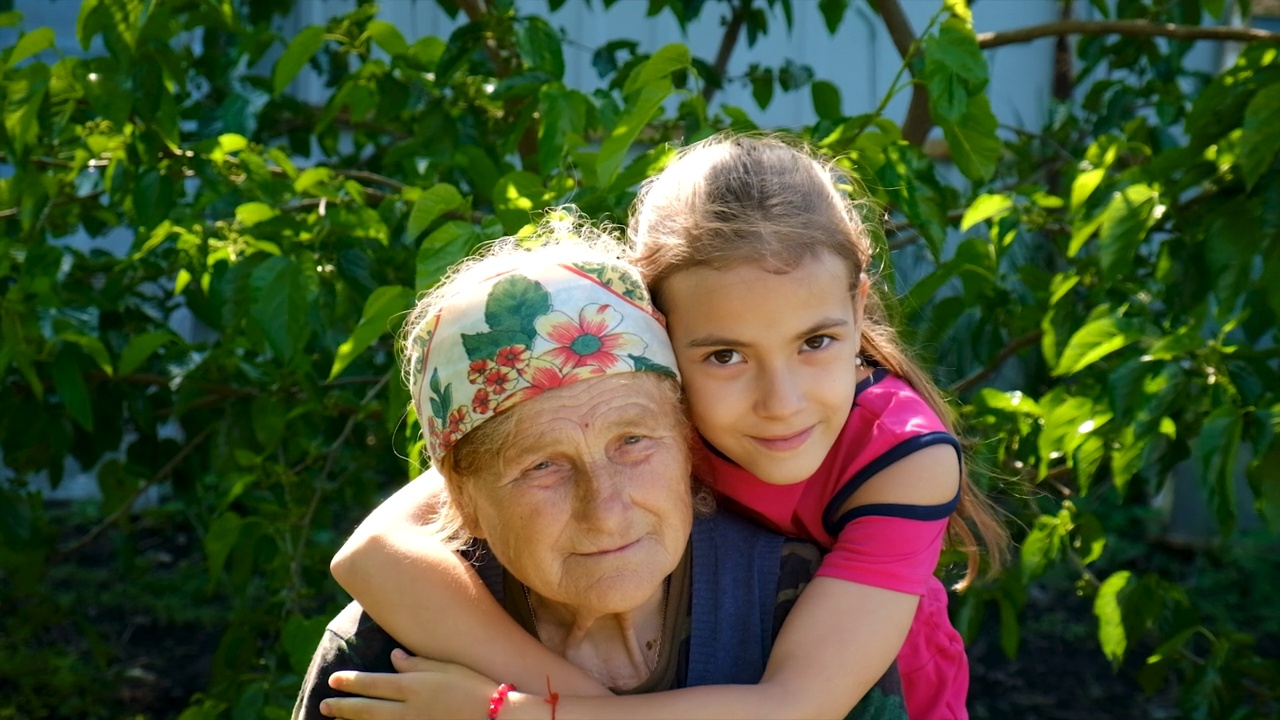 祖母和孙女爱和关心。有选择性的重点。的孩子。视频下载