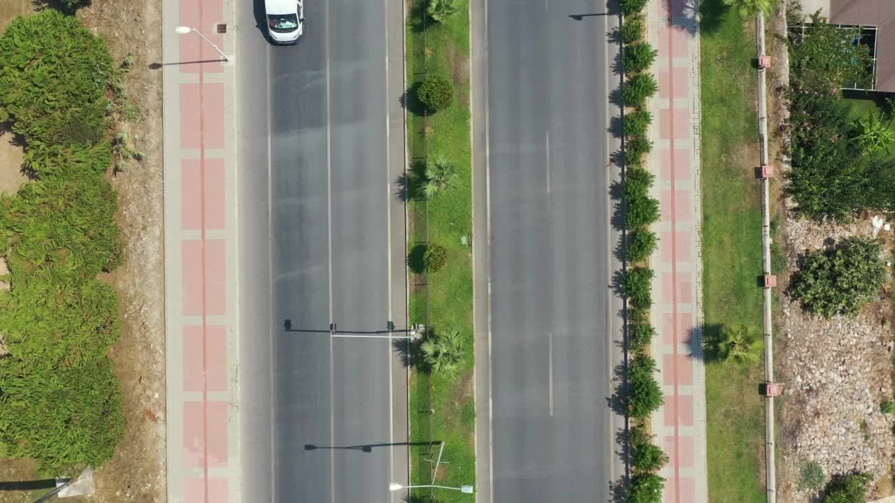 两线道路的鸟瞰图，有交通和绿树视频下载
