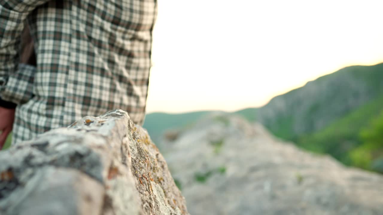 山顶上的男性徒步旅行者视频素材