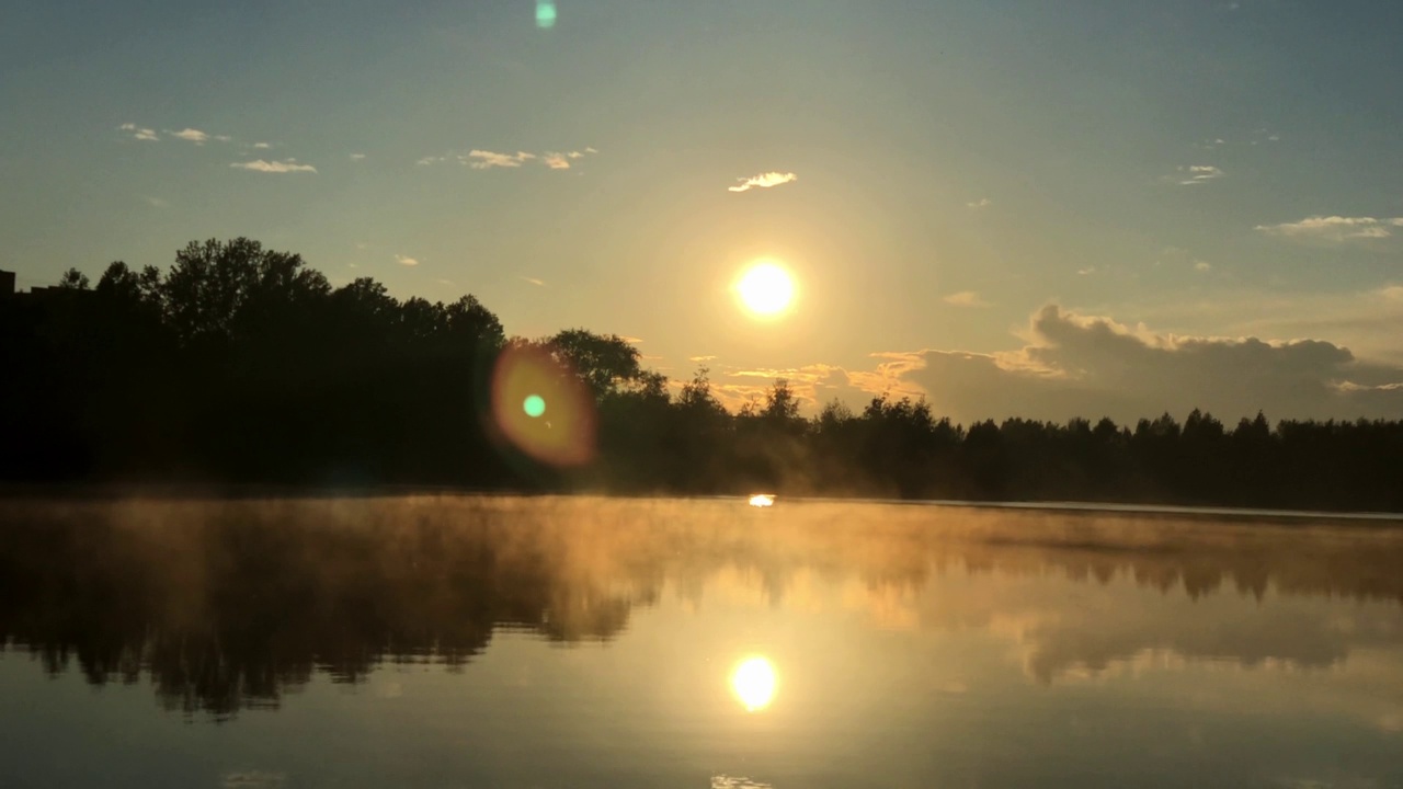 夏季日落时湖面上的雾。视频素材