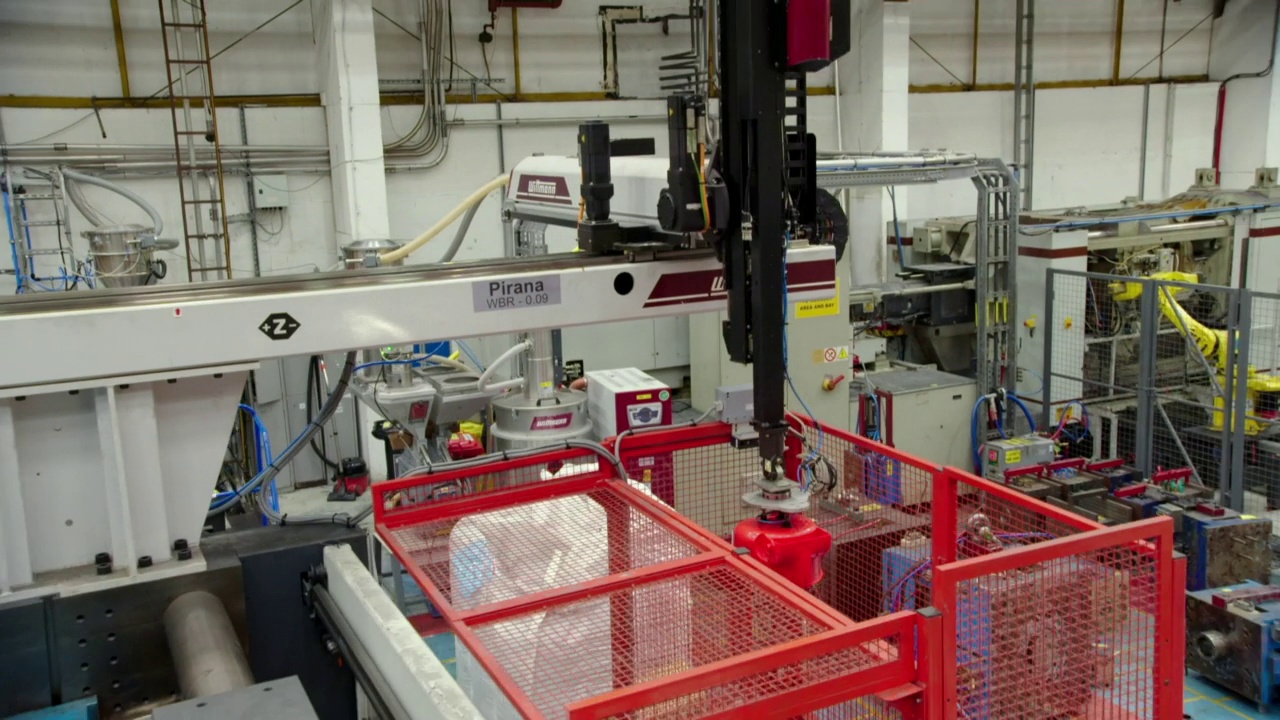 机械臂在工厂交付制造零件视频素材
