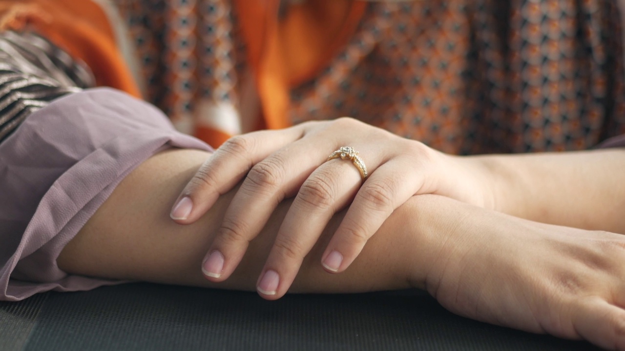 女人的手与结婚戒指的特写视频素材