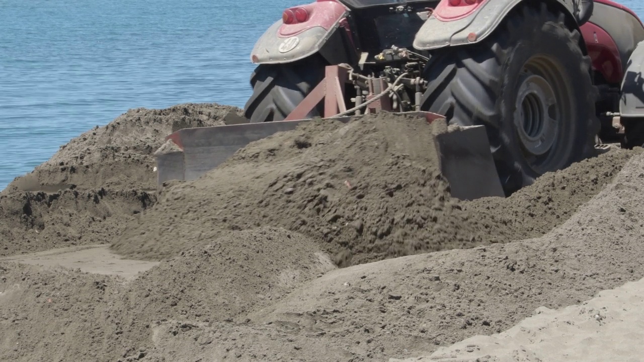 沙滩再生工程中的拖拉机视频素材