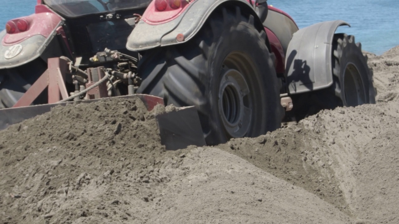 沙滩再生工程中的拖拉机机运沙视频素材