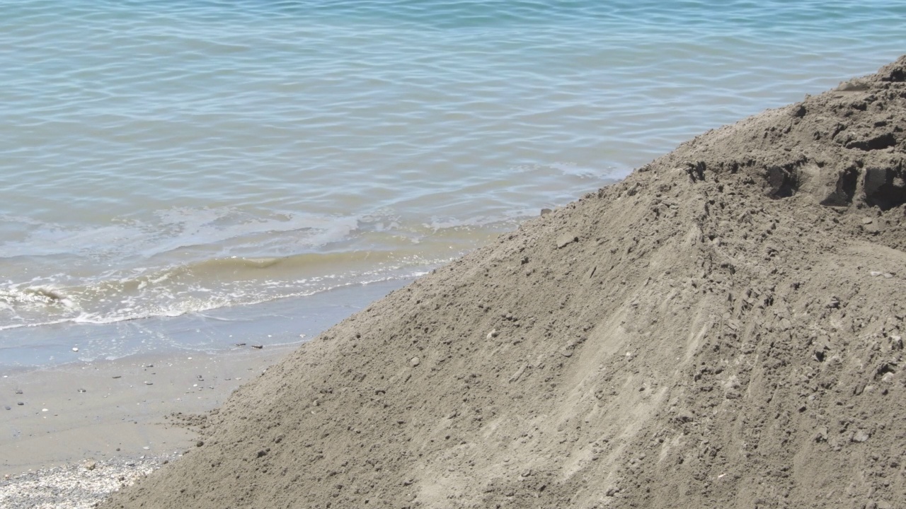 在海滩再生工程中淤积沙子的拖拉机视频素材