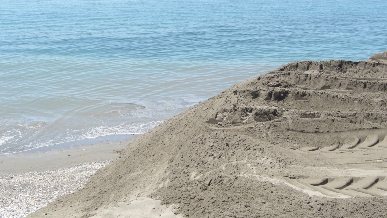 沙滩再生工程中淤积沙子的拖拉机视频下载