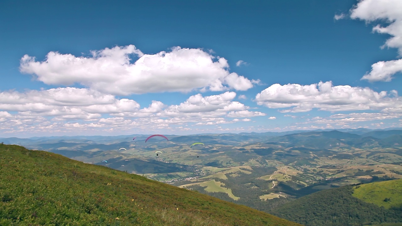 滑翔伞在山峰上的愉快飞行视频素材