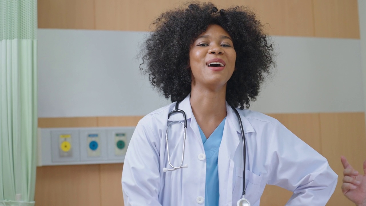 快乐的非洲裔美国黑人女医生在医院跳舞。医务人员享有视频素材