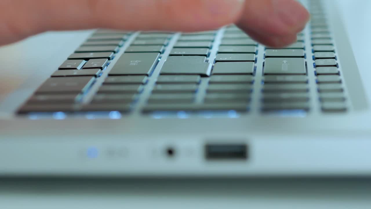 男人的手指在键盘上打印文字，特写，选择性对焦，室内运动视频素材