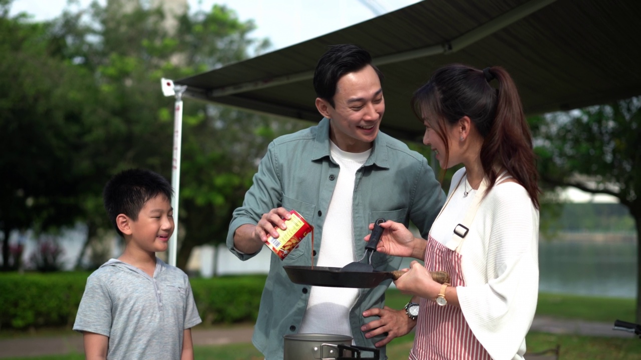 亚洲家庭房车野餐假期在公园视频素材