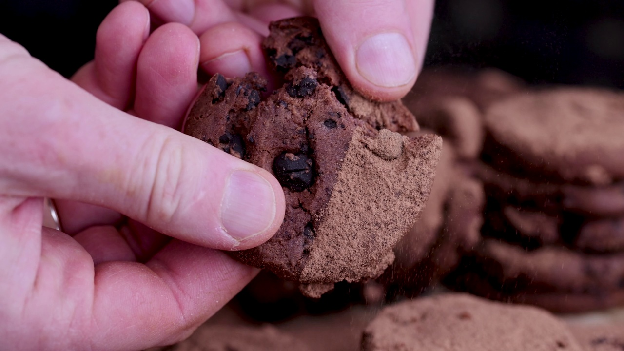 棕色的巧克力饼干是用手掰成几块的视频素材