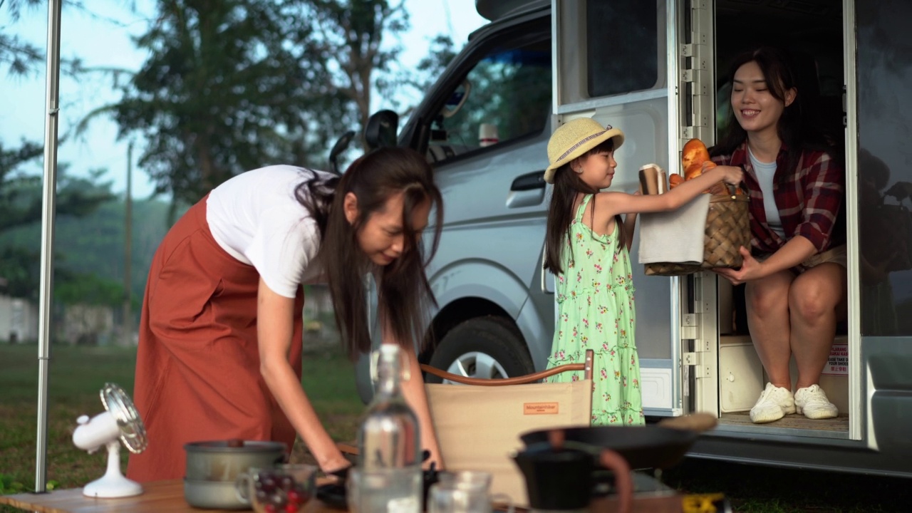 亚洲家庭露营车在海滩旅行视频素材
