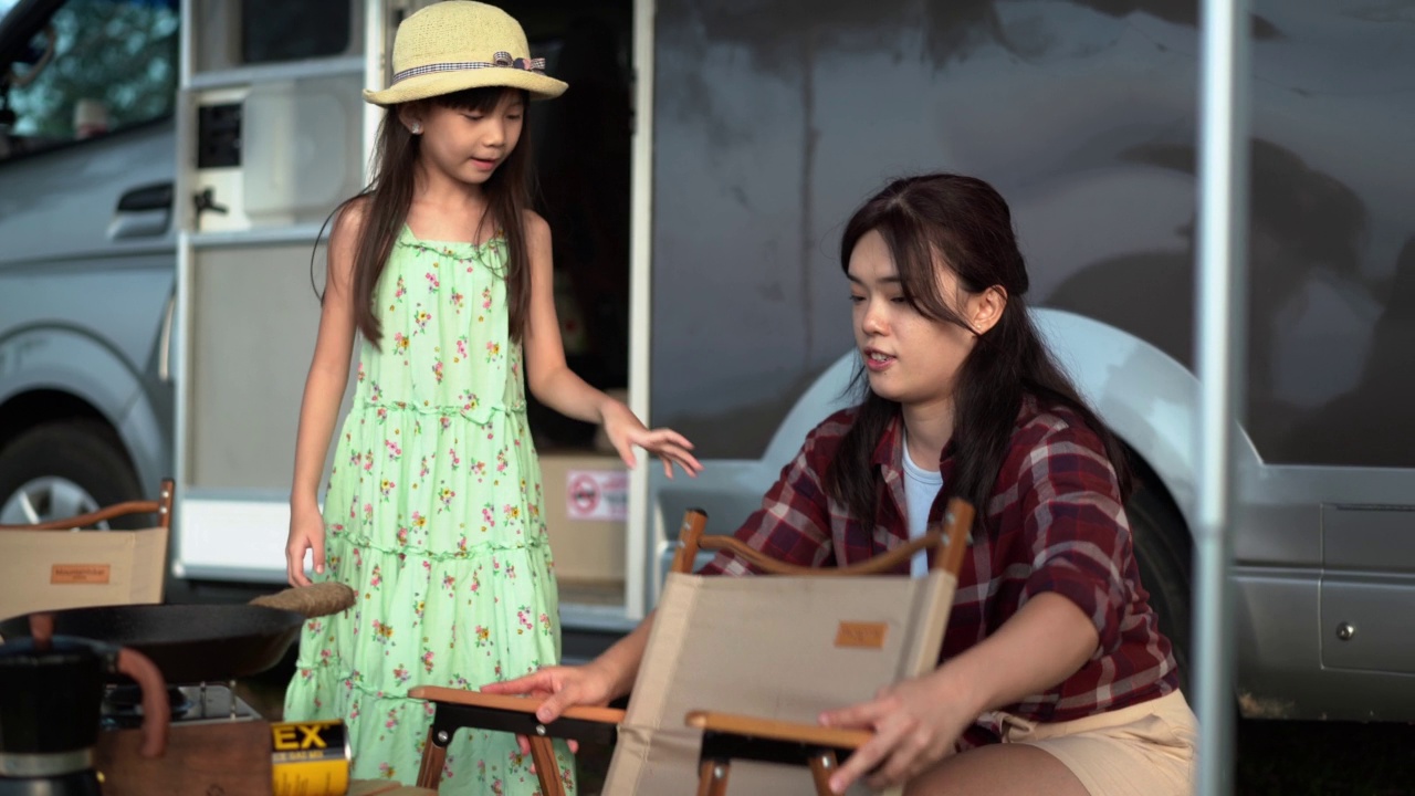 亚洲家庭露营车旅行和野餐在海滩视频素材