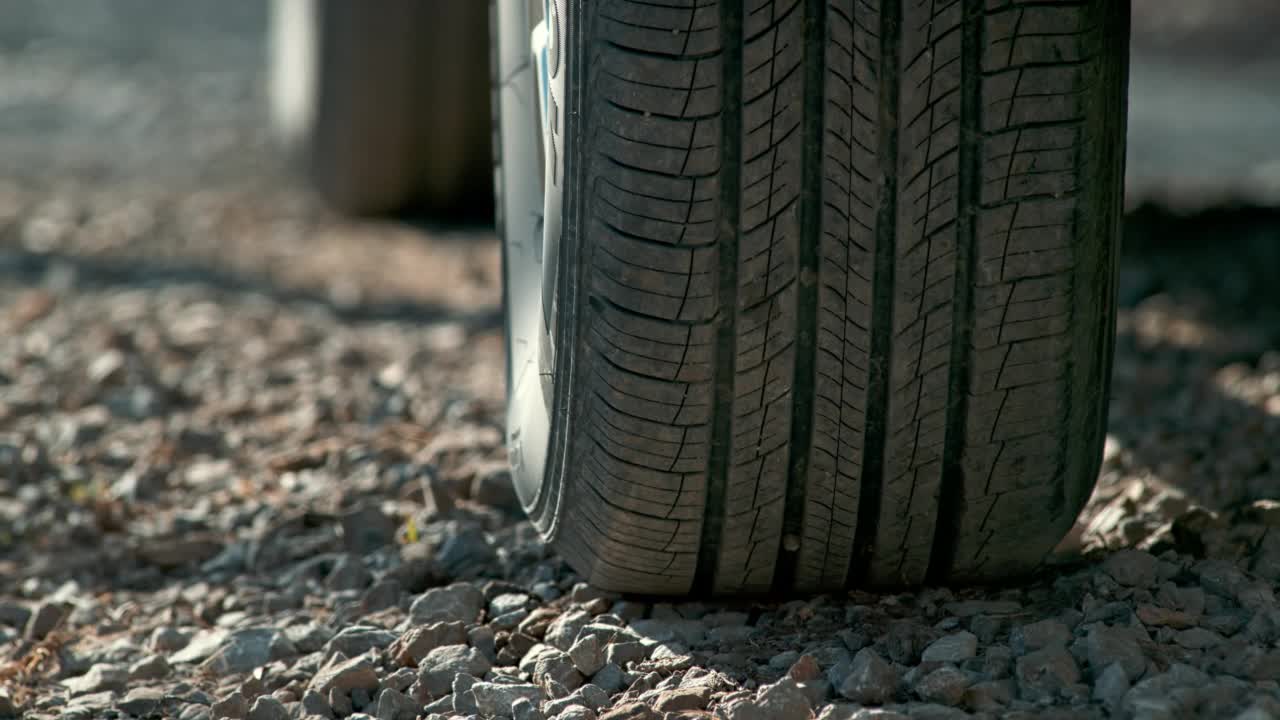 SLO MO LD轮胎在汽车起飞时将砂砾抛向空中视频素材