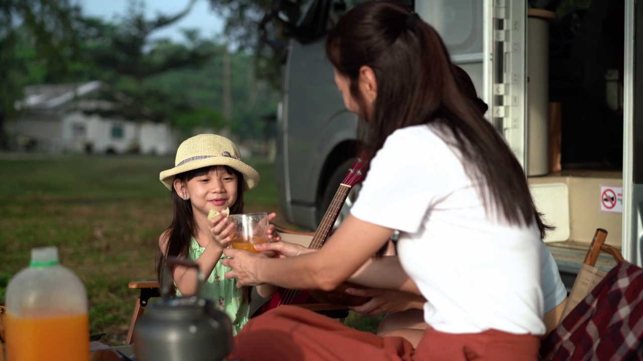 亚洲家庭房车旅行和在海滩野餐视频素材