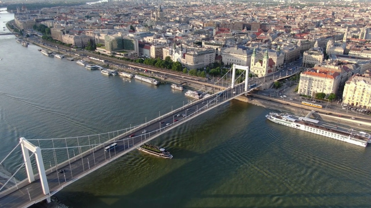 欧洲匈牙利布达佩斯的伊丽莎白大桥鸟瞰图视频下载