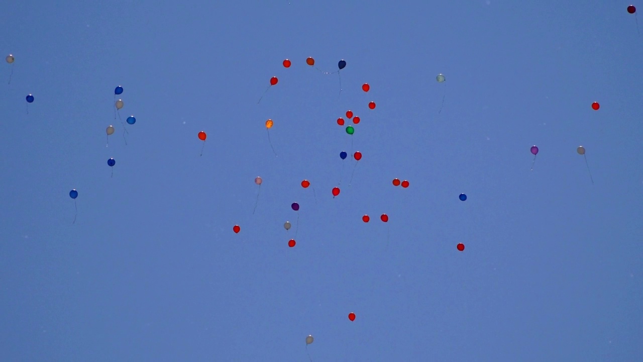 气球在蓝色的天空中飞行视频素材