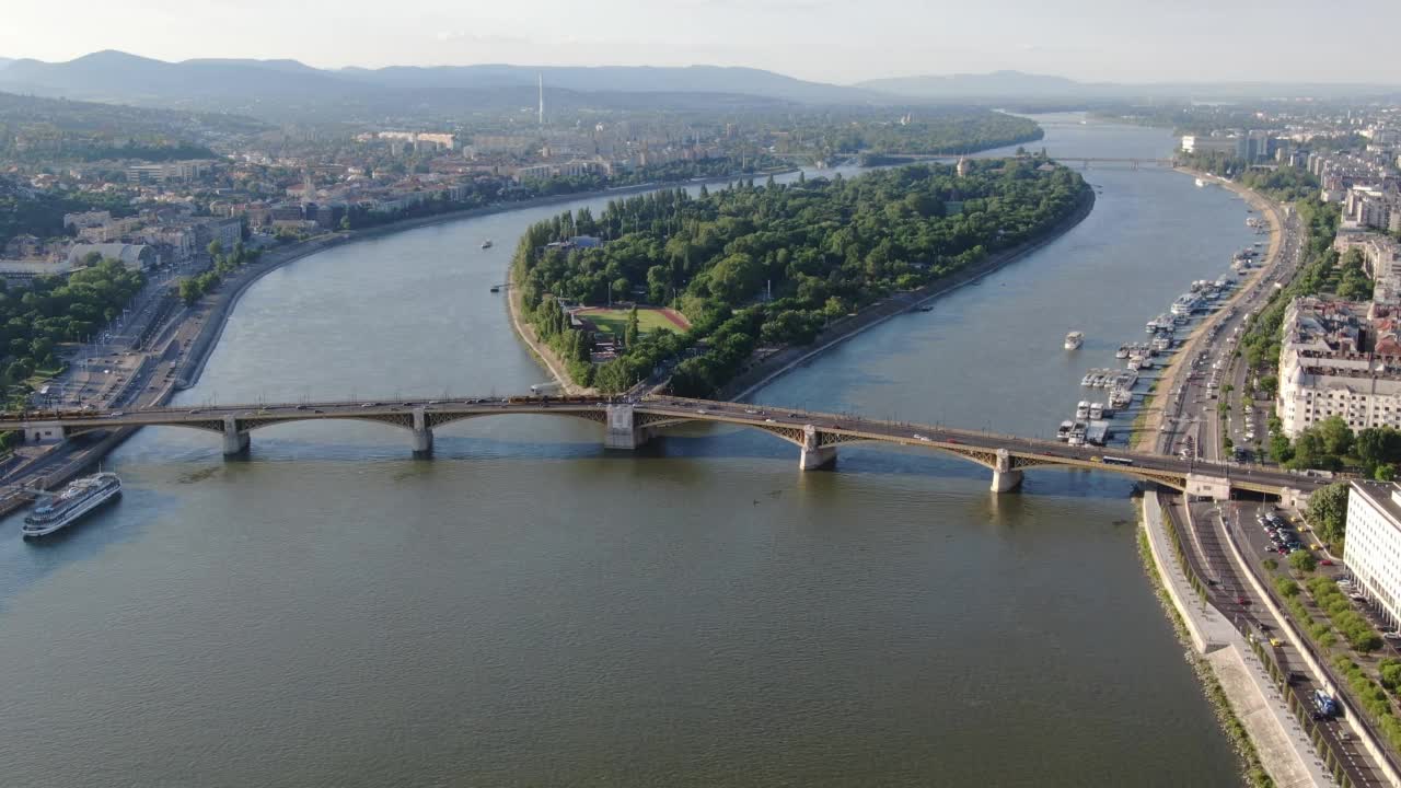 匈牙利布达佩斯的玛格丽特岛(Margitsziget)和大桥的航拍视频素材